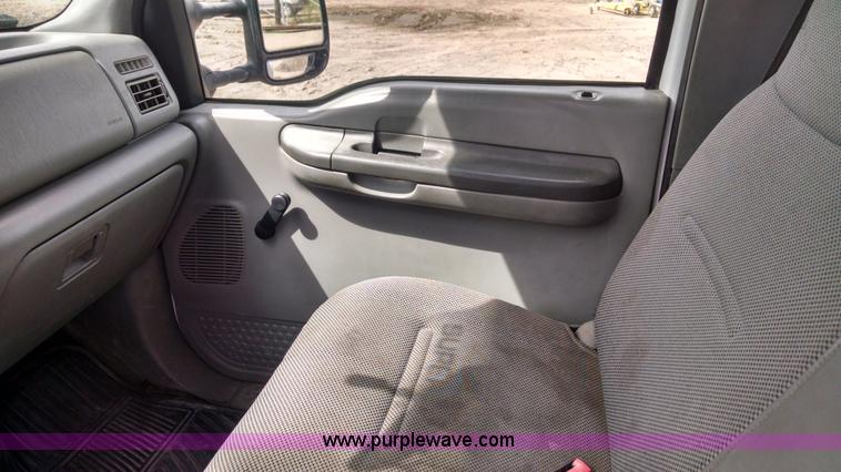 image for item AY9488 2004 Ford F350 Super Duty SuperCab utility truck