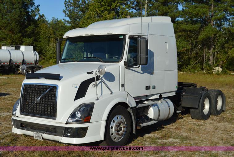 image for item AY9493 2010 Volvo VNL64T semi truck