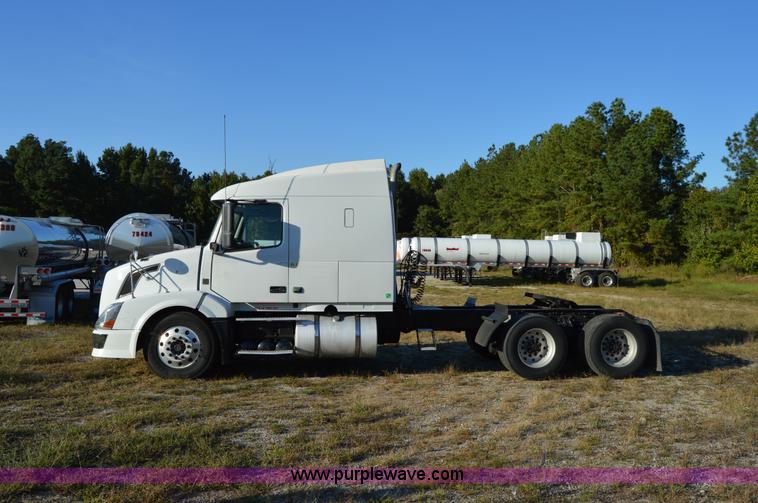 image for item AY9493 2010 Volvo VNL64T semi truck