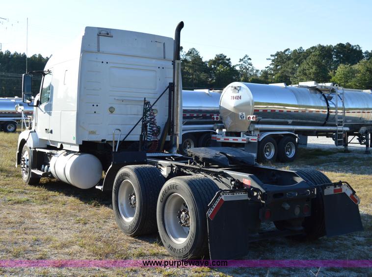 image for item AY9493 2010 Volvo VNL64T semi truck
