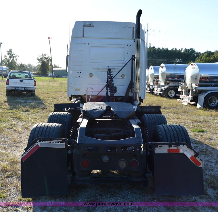 image for item AY9493 2010 Volvo VNL64T semi truck