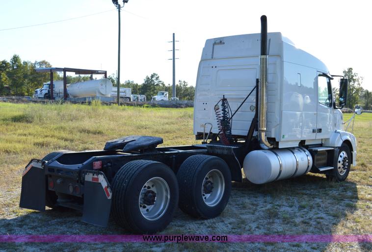 image for item AY9493 2010 Volvo VNL64T semi truck