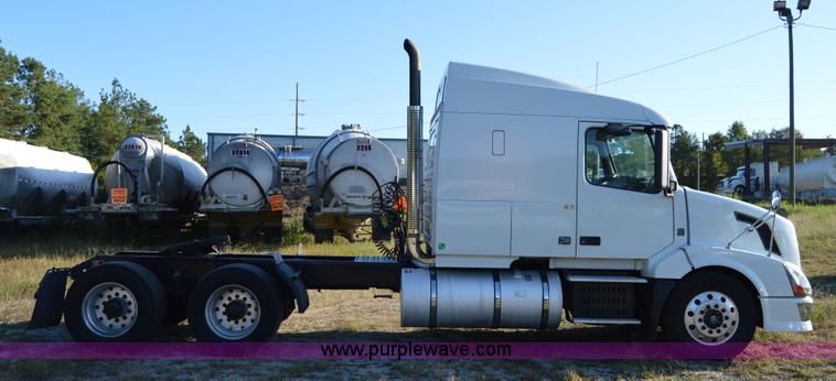 image for item AY9493 2010 Volvo VNL64T semi truck