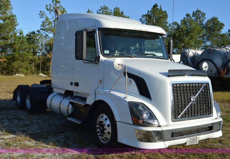 image for item AY9493 2010 Volvo VNL64T semi truck