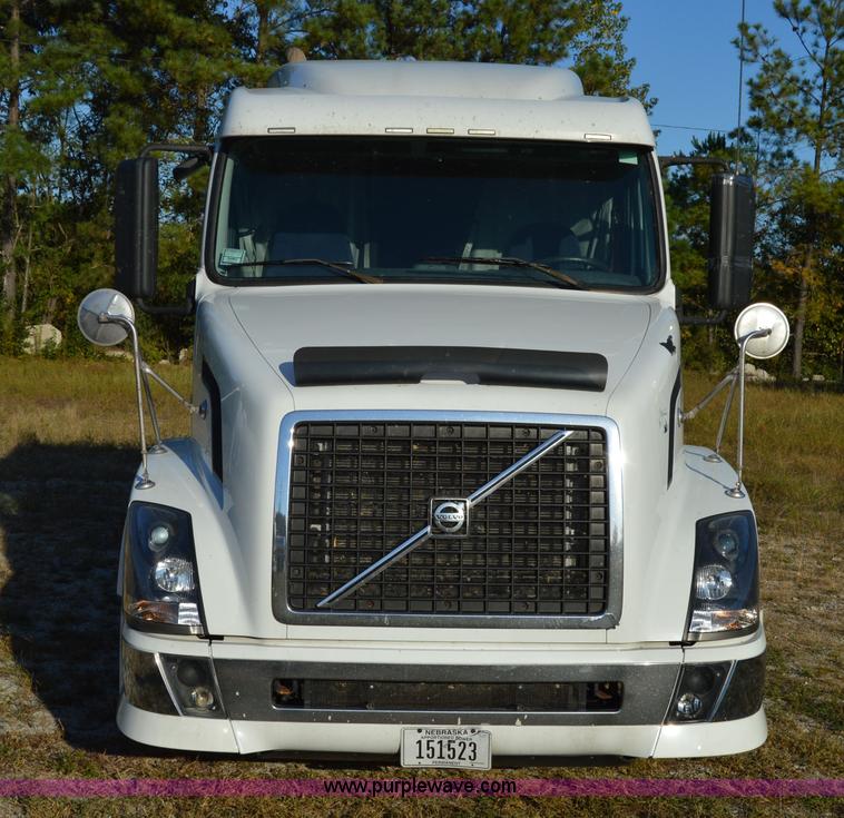 image for item AY9493 2010 Volvo VNL64T semi truck