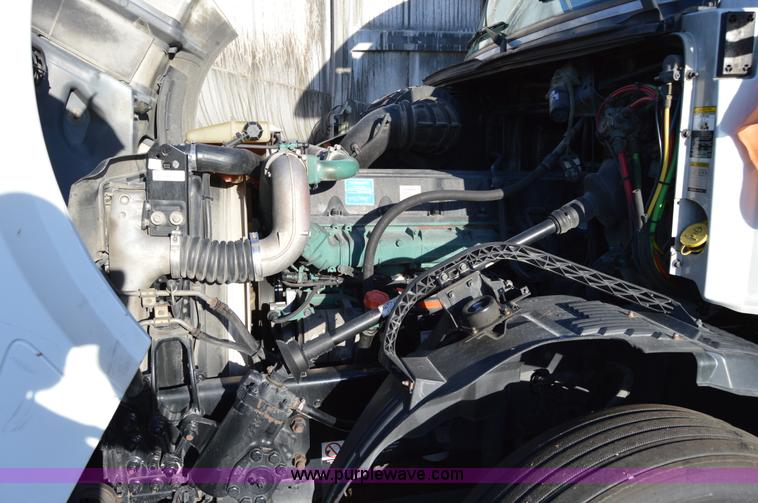 image for item AY9493 2010 Volvo VNL64T semi truck