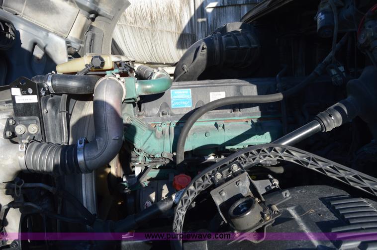 image for item AY9493 2010 Volvo VNL64T semi truck