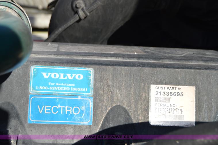 image for item AY9493 2010 Volvo VNL64T semi truck