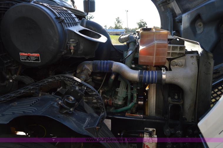 image for item AY9493 2010 Volvo VNL64T semi truck