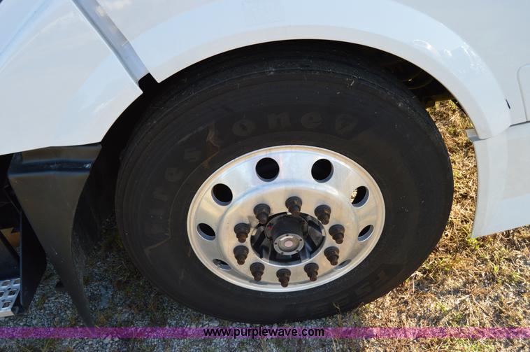 image for item AY9493 2010 Volvo VNL64T semi truck