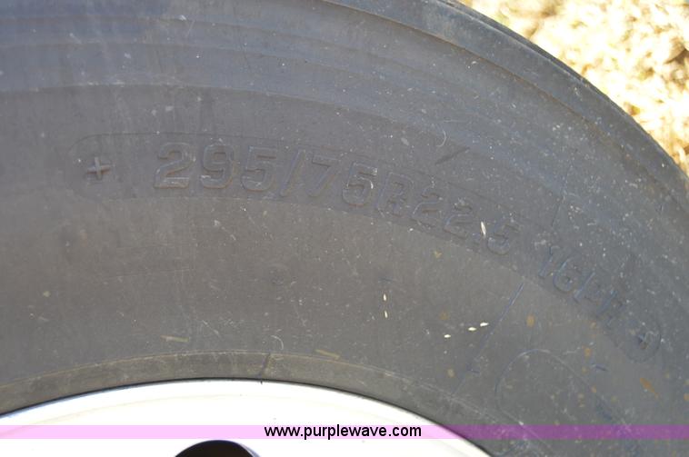 image for item AY9493 2010 Volvo VNL64T semi truck