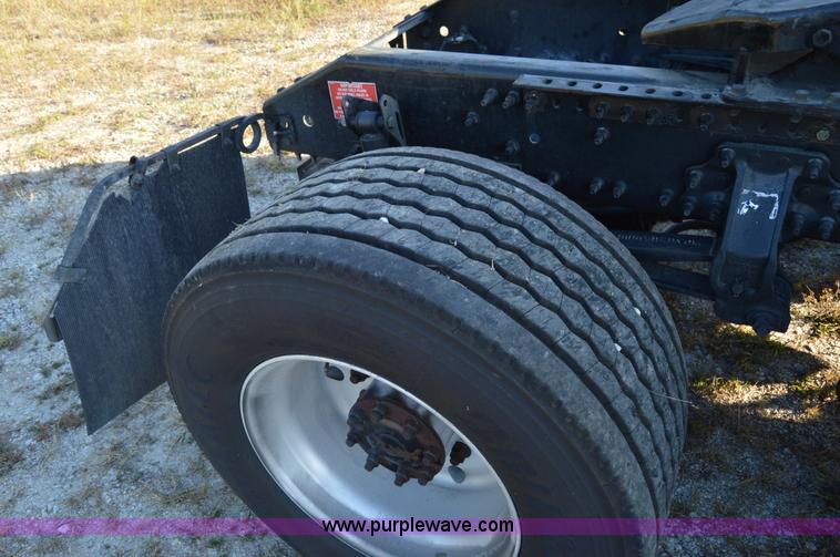 image for item AY9493 2010 Volvo VNL64T semi truck