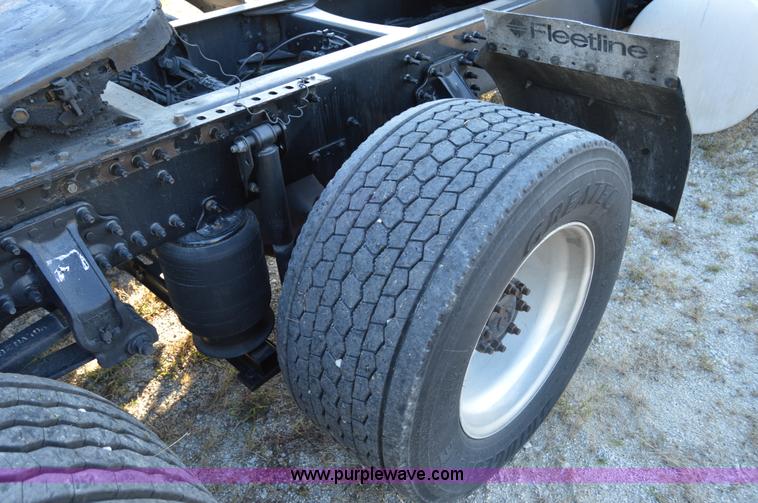 image for item AY9493 2010 Volvo VNL64T semi truck