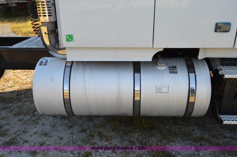 image for item AY9493 2010 Volvo VNL64T semi truck