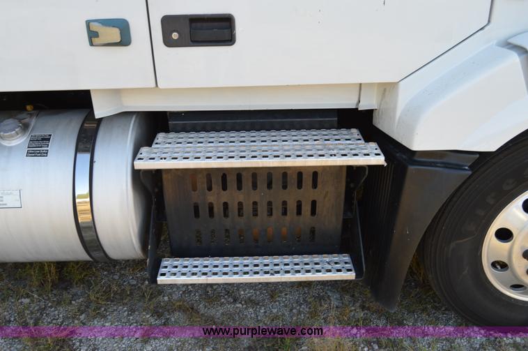 image for item AY9493 2010 Volvo VNL64T semi truck