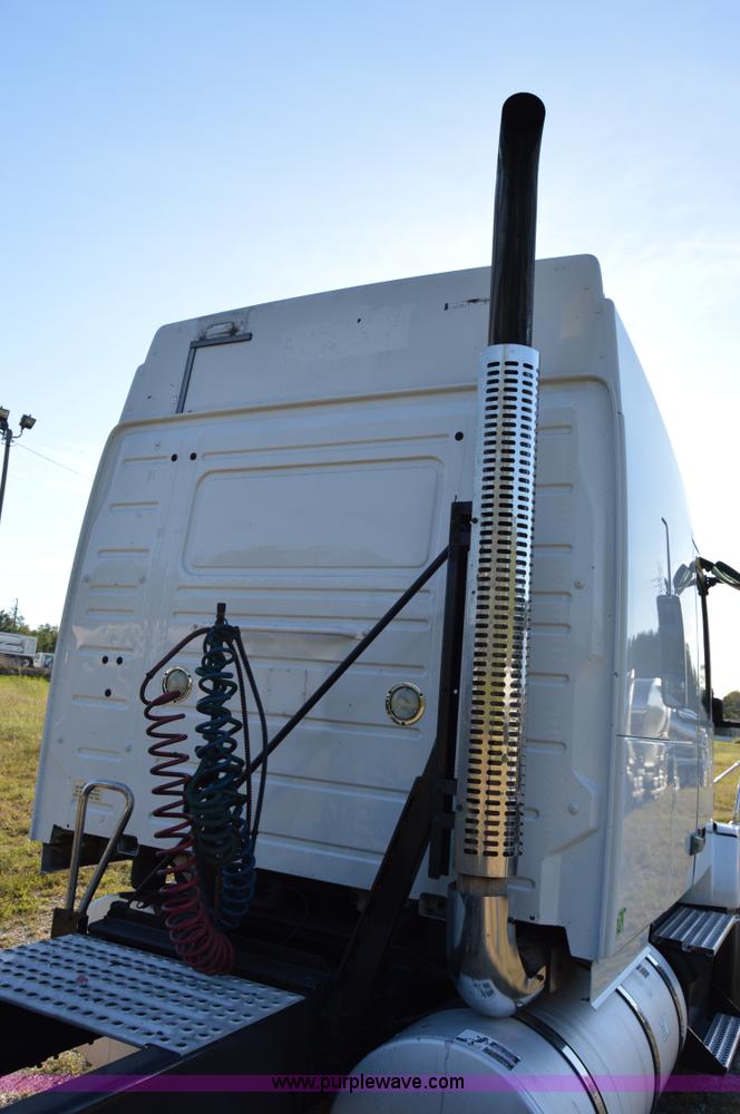 image for item AY9493 2010 Volvo VNL64T semi truck