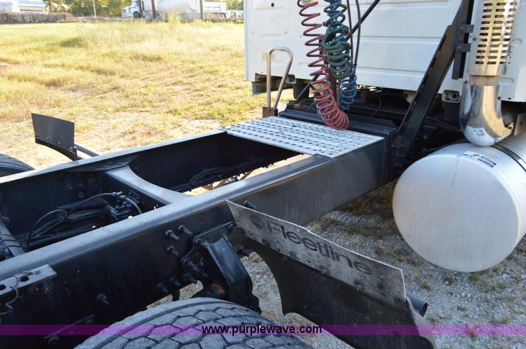 image for item AY9493 2010 Volvo VNL64T semi truck