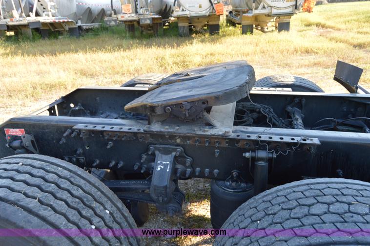 image for item AY9493 2010 Volvo VNL64T semi truck