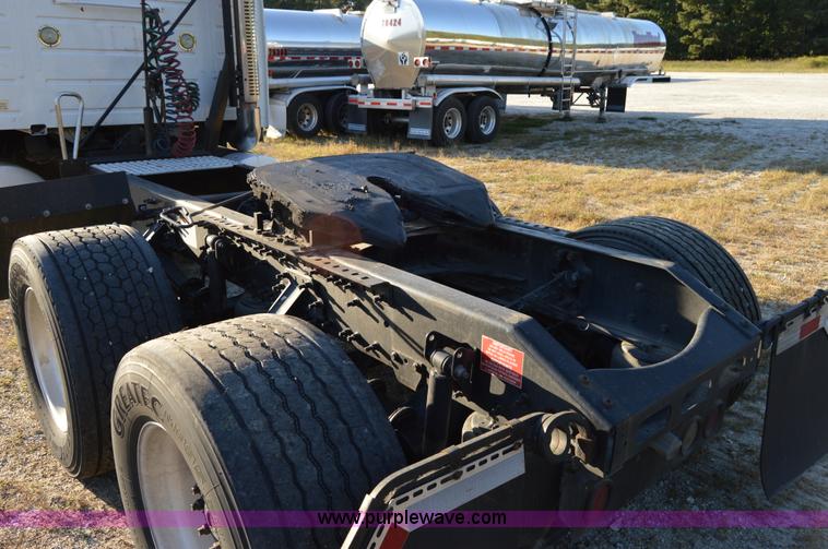 image for item AY9493 2010 Volvo VNL64T semi truck