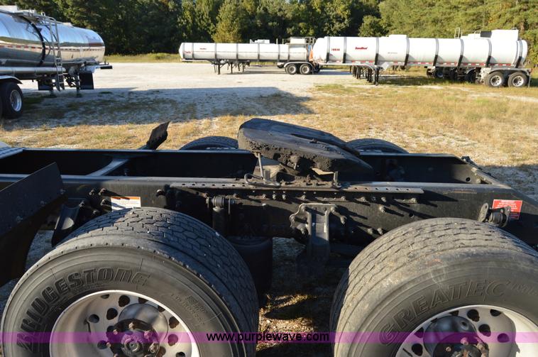 image for item AY9493 2010 Volvo VNL64T semi truck