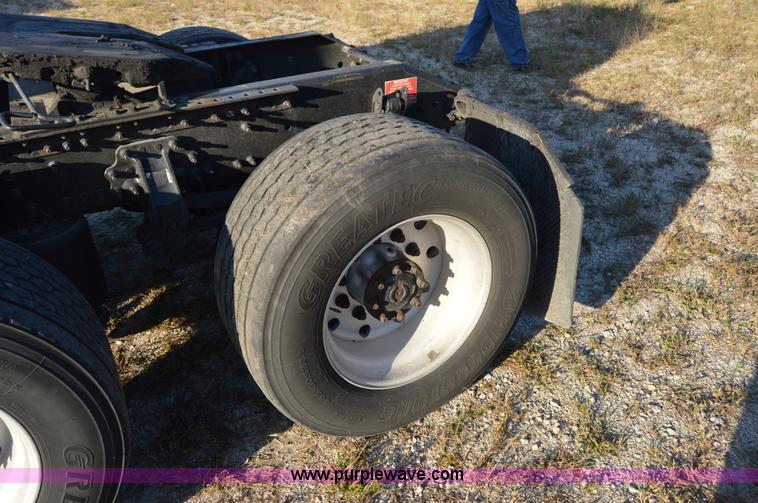 image for item AY9493 2010 Volvo VNL64T semi truck