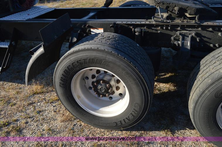 image for item AY9493 2010 Volvo VNL64T semi truck