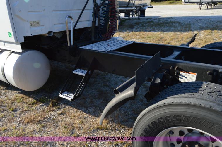 image for item AY9493 2010 Volvo VNL64T semi truck