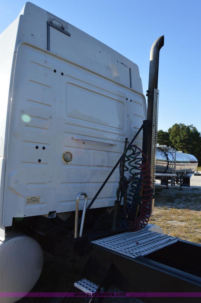 image for item AY9493 2010 Volvo VNL64T semi truck