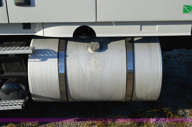 image for item AY9493 2010 Volvo VNL64T semi truck