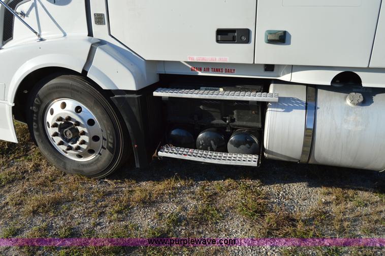 image for item AY9493 2010 Volvo VNL64T semi truck