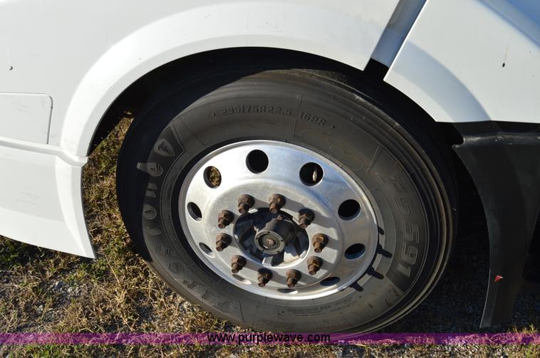 image for item AY9493 2010 Volvo VNL64T semi truck