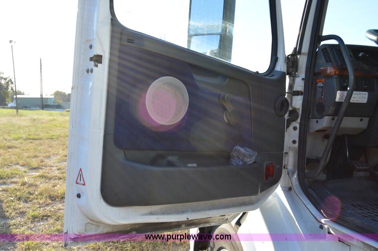 image for item AY9493 2010 Volvo VNL64T semi truck