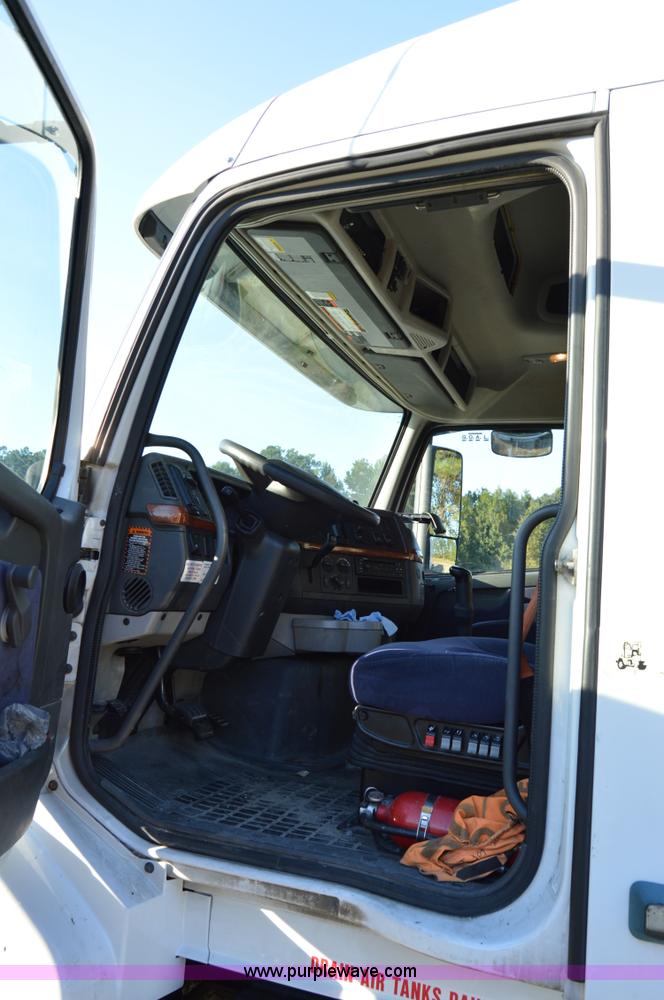 image for item AY9493 2010 Volvo VNL64T semi truck