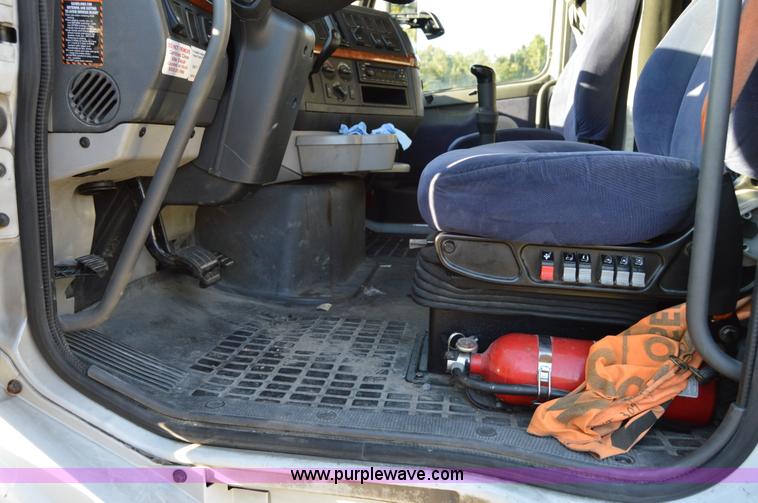 image for item AY9493 2010 Volvo VNL64T semi truck