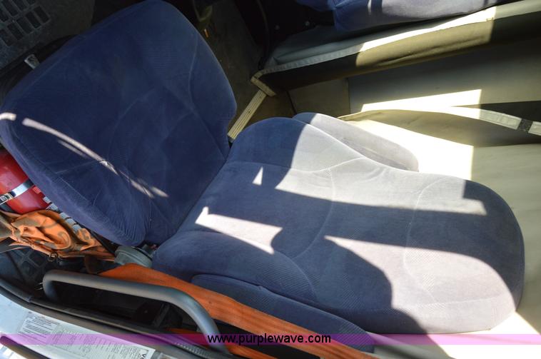 image for item AY9493 2010 Volvo VNL64T semi truck