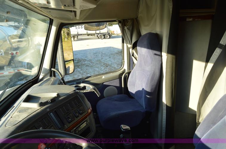 image for item AY9493 2010 Volvo VNL64T semi truck