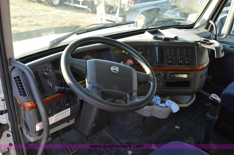 image for item AY9493 2010 Volvo VNL64T semi truck