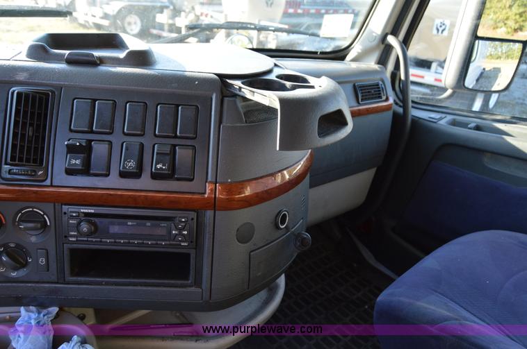 image for item AY9493 2010 Volvo VNL64T semi truck