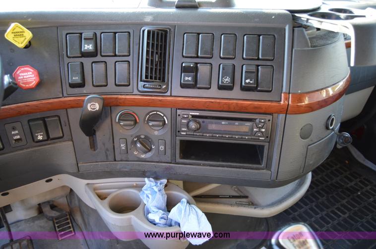 image for item AY9493 2010 Volvo VNL64T semi truck