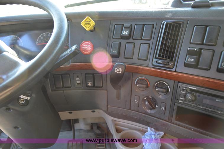 image for item AY9493 2010 Volvo VNL64T semi truck