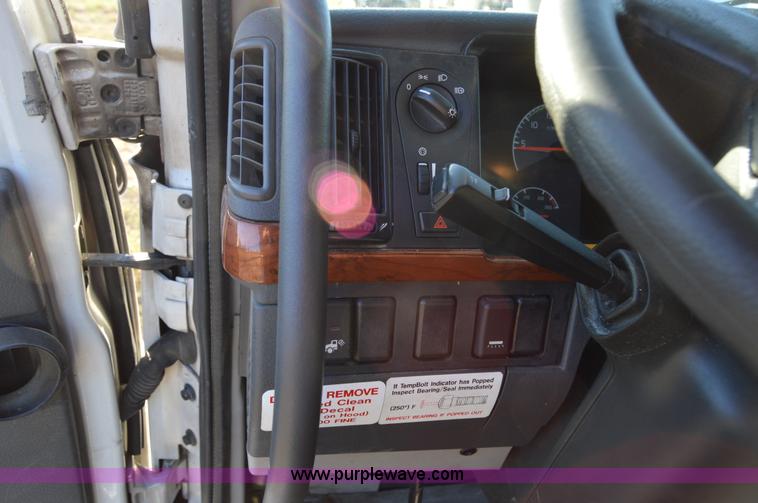 image for item AY9493 2010 Volvo VNL64T semi truck