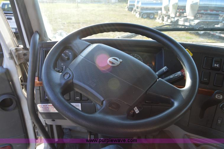 image for item AY9493 2010 Volvo VNL64T semi truck