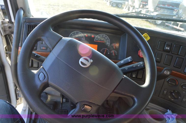 image for item AY9493 2010 Volvo VNL64T semi truck