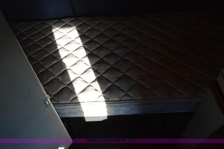 image for item AY9493 2010 Volvo VNL64T semi truck