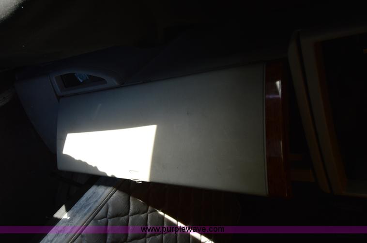 image for item AY9493 2010 Volvo VNL64T semi truck