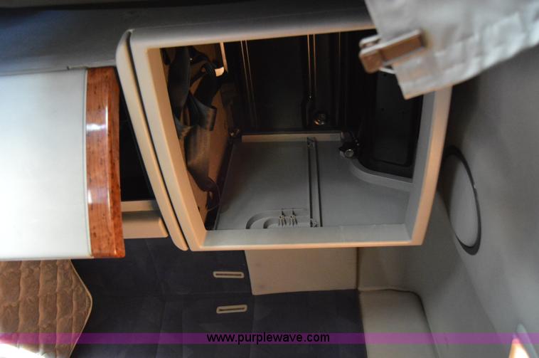 image for item AY9493 2010 Volvo VNL64T semi truck