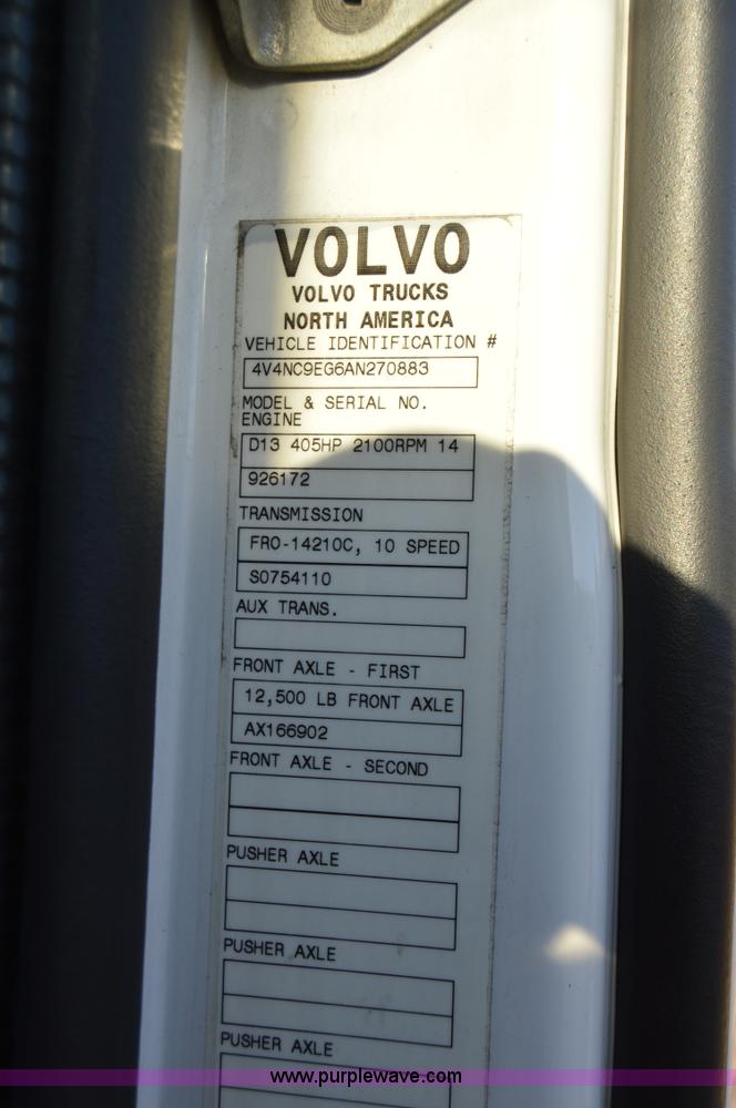 image for item AY9493 2010 Volvo VNL64T semi truck