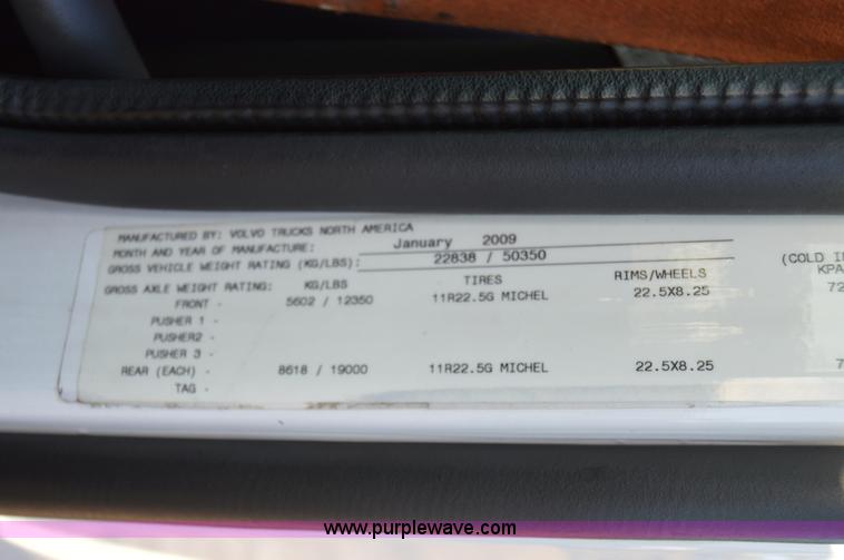 image for item AY9493 2010 Volvo VNL64T semi truck