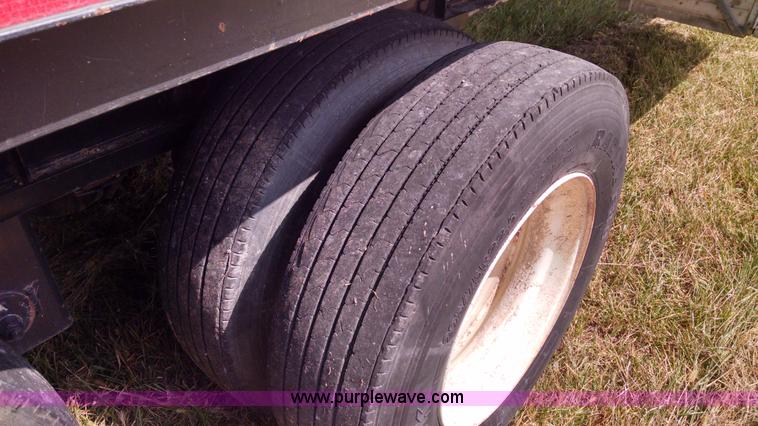 image for item AY9497 2007 Fontaine flatbed trailer