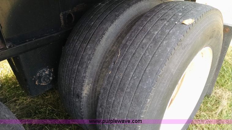 image for item AY9497 2007 Fontaine flatbed trailer